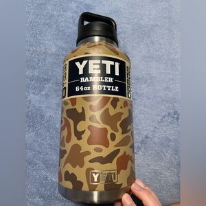 Yeti 64 oz Wetlands Camo Water Bottle Rambler with Chug Cap